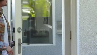 Cô gái da trắng giàu có nhất liếm ngực khi bị địt