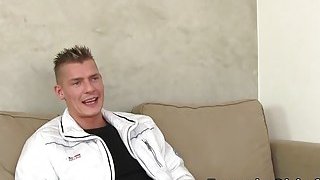 Cặp đôi cắm trại xoạc ngoài trời