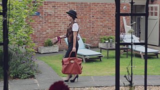 Lộ mặt, rên rỉ, cô đồng nghiệp gợi cảm đeo kính phản bội chồng tại nhà riêng