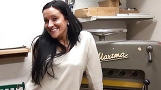 Bố dượng trừng phạt đứa con gái ngỗ nghịch không nghe lời