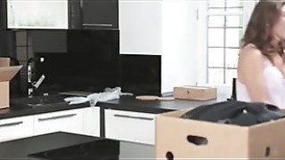 Người vợ đi bàn việc làm ăn, Ông chồng dẫn em gấu nhí quen qua mạng về nhà địt