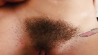 Vụng trộm với cấp dưới ngay bên cạnh chồng