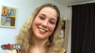 Con đĩ tóc ngắn dùng ngón tay sờ vào âm hộ và liếm một cái "của quý" giả để khiến anh trai muốn quan hệ với cô ta