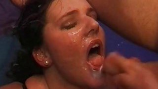 Gã chồng lo làm việc, bà xã ở nhà vụng trộm với cậu thanh niên phòng bên