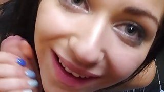 Con trai vừa qua đời thì bố đã tranh thủ đớp luôn bạn gái của con trai xinh đẹp