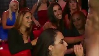 Gã chồng nấp dưới gầm giường nghe tiếng cô vợ... rên với thằng khác