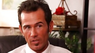 Vợ dâm đãng banh háng cho nhân viên địt