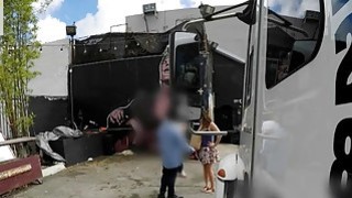 Một nữ thần mặc trang phục cổ xưa, đang thủ dâm khỏa thân, nhảy múa và xoa ngực bằng cả hai tay