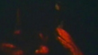 Một cô gái tóc ngắn và xăm hình hoa trên cánh tay, cận cảnh đang quan hệ bằng miệng sâu, bị nhấc bổng lên và đâm mạnh từ phía sau...