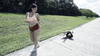 Cô gái đáng thương sắp kết hôn nhưng bị bạn trai cũ đột nhập chuốc thuốc