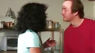 Ngày 12 tháng 7 năm 2023_Cô gái trẻ quyến rũ