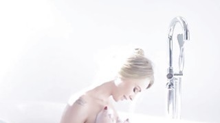 Người chồng ngoại tình làm thêm giờ ở công ty và thực sự đã lên đỉnh hai lần